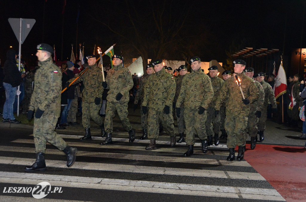 Uroczystość patriotyczna i flary  kibiców