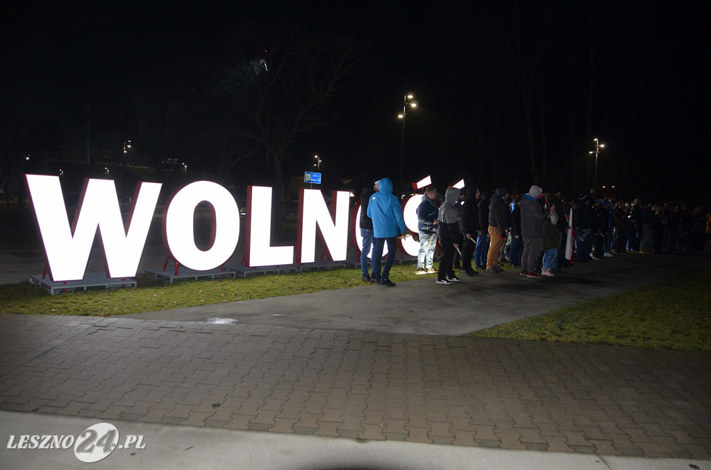 Uroczystość patriotyczna i flary  kibiców