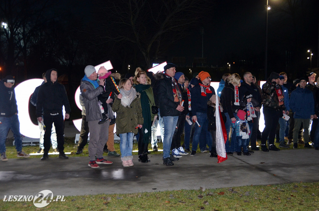 Uroczystość patriotyczna i flary  kibiców