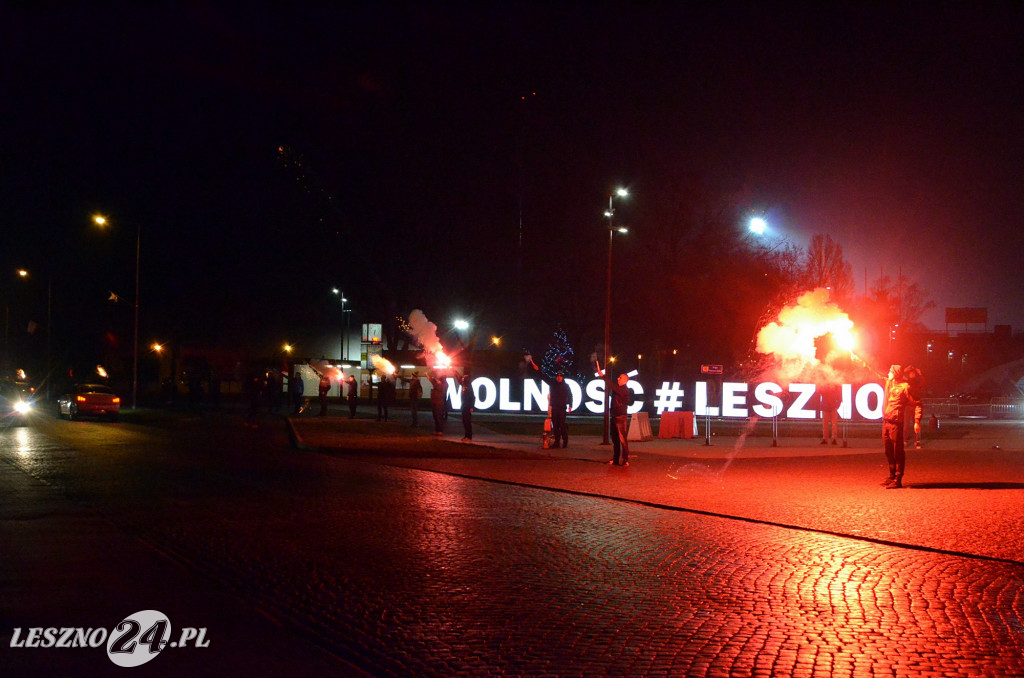 Uroczystość patriotyczna i flary  kibiców