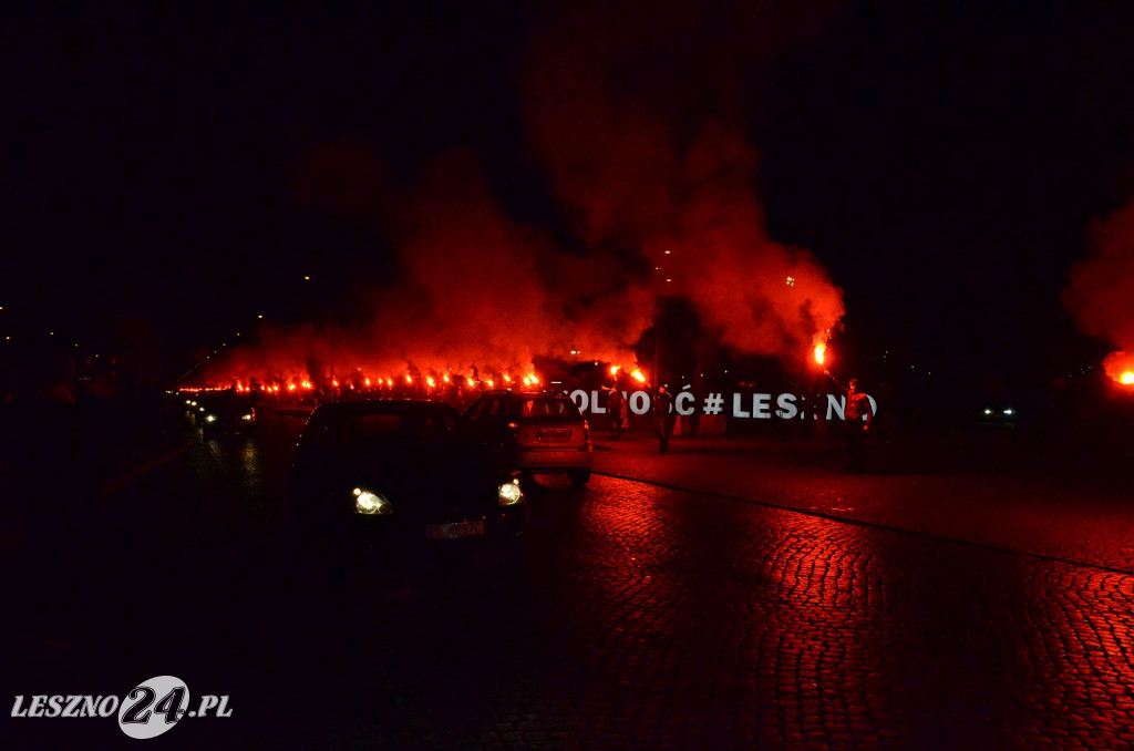 Uroczystość patriotyczna i flary  kibiców