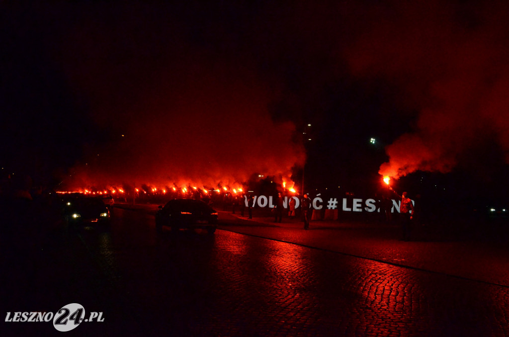 Uroczystość patriotyczna i flary  kibiców