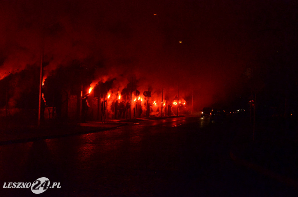 Uroczystość patriotyczna i flary  kibiców