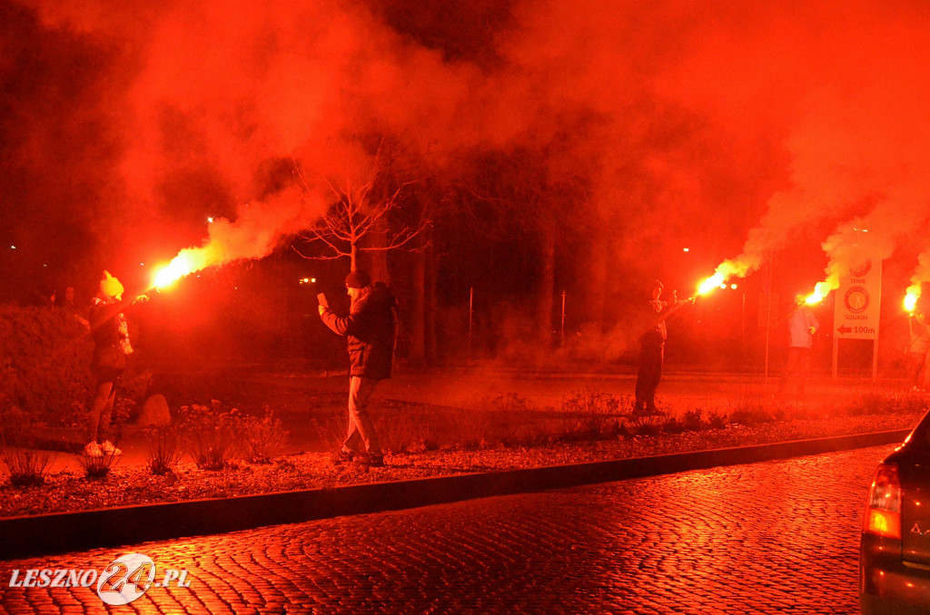 Uroczystość patriotyczna i flary  kibiców