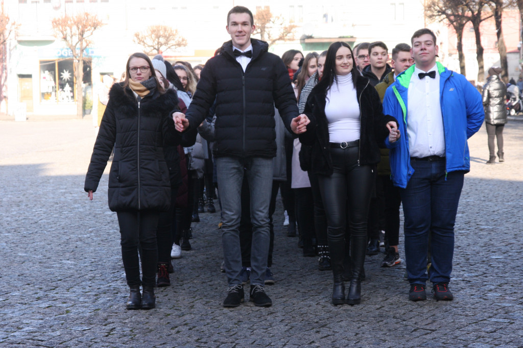 Polonez maturzystów na Rynku w Lesznie