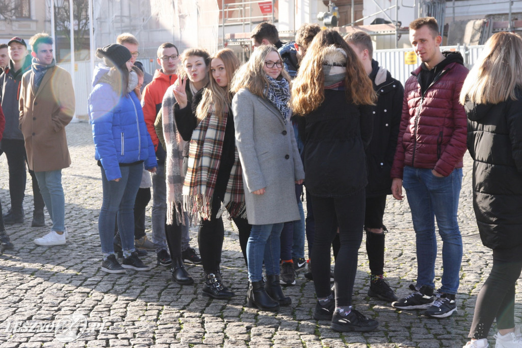 Polonez maturzystów na Rynku w Lesznie