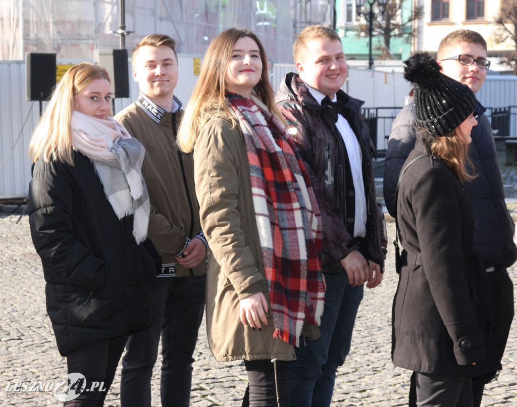 Polonez maturzystów na Rynku w Lesznie