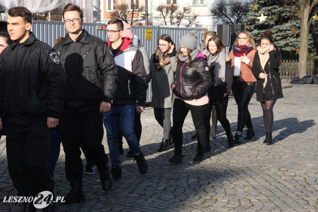 Polonez maturzystów na Rynku w Lesznie