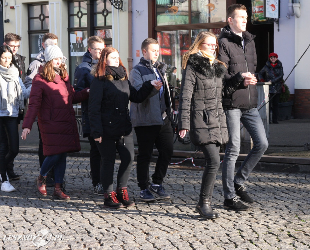 Polonez maturzystów na Rynku w Lesznie