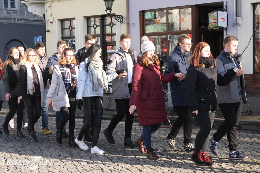 Polonez maturzystów na Rynku w Lesznie