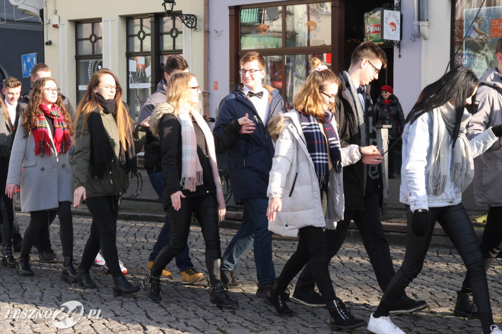 Polonez maturzystów na Rynku w Lesznie