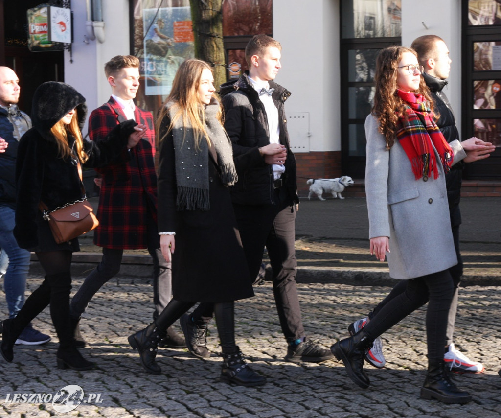 Polonez maturzystów na Rynku w Lesznie