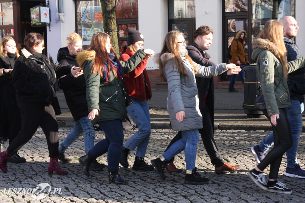 Polonez maturzystów na Rynku w Lesznie