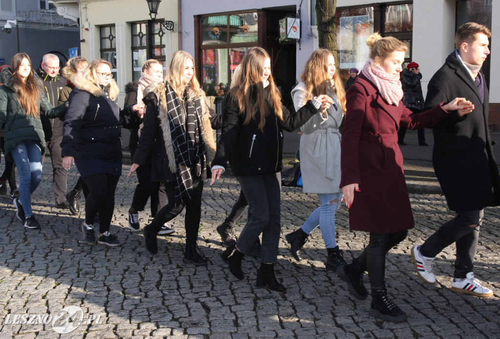 Polonez maturzystów na Rynku w Lesznie