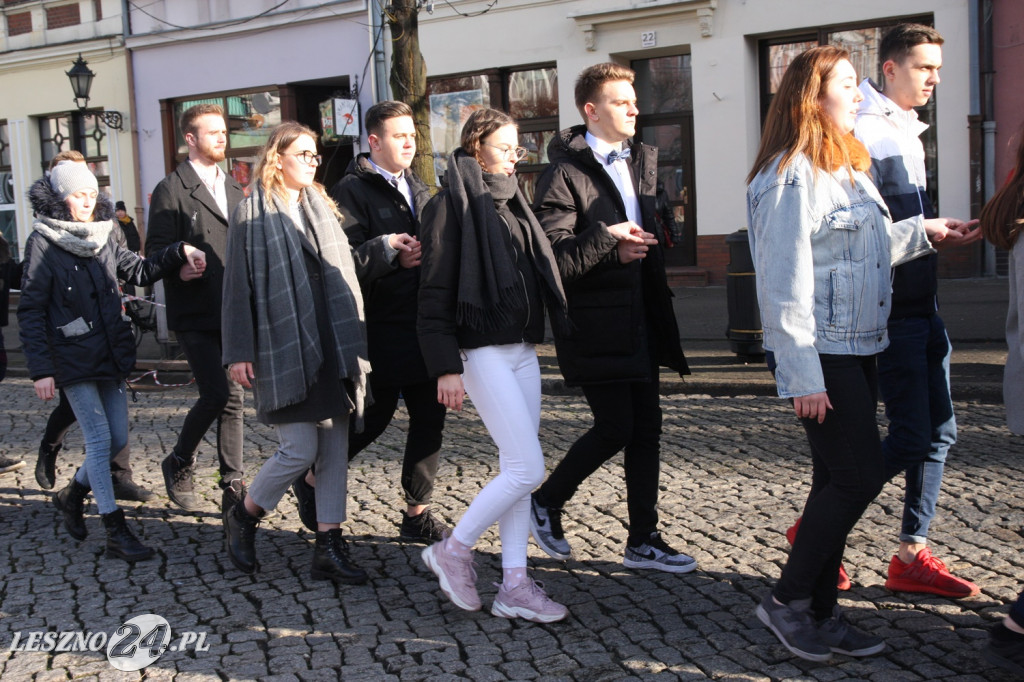 Polonez maturzystów na Rynku w Lesznie