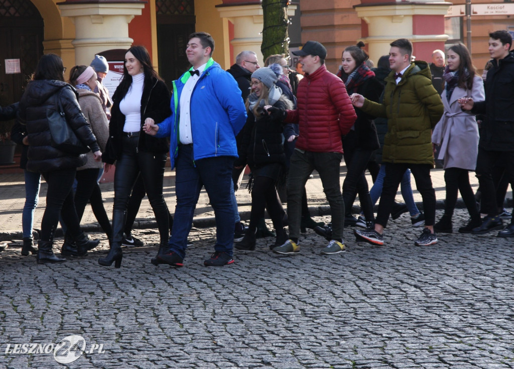 Polonez maturzystów na Rynku w Lesznie