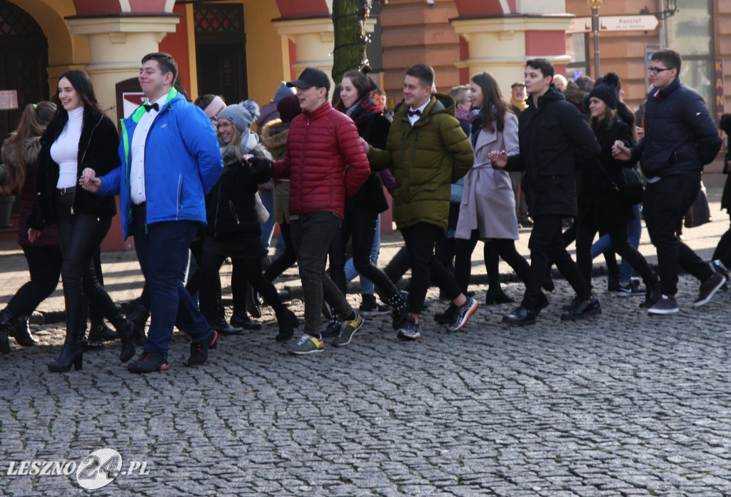 Polonez maturzystów na Rynku w Lesznie