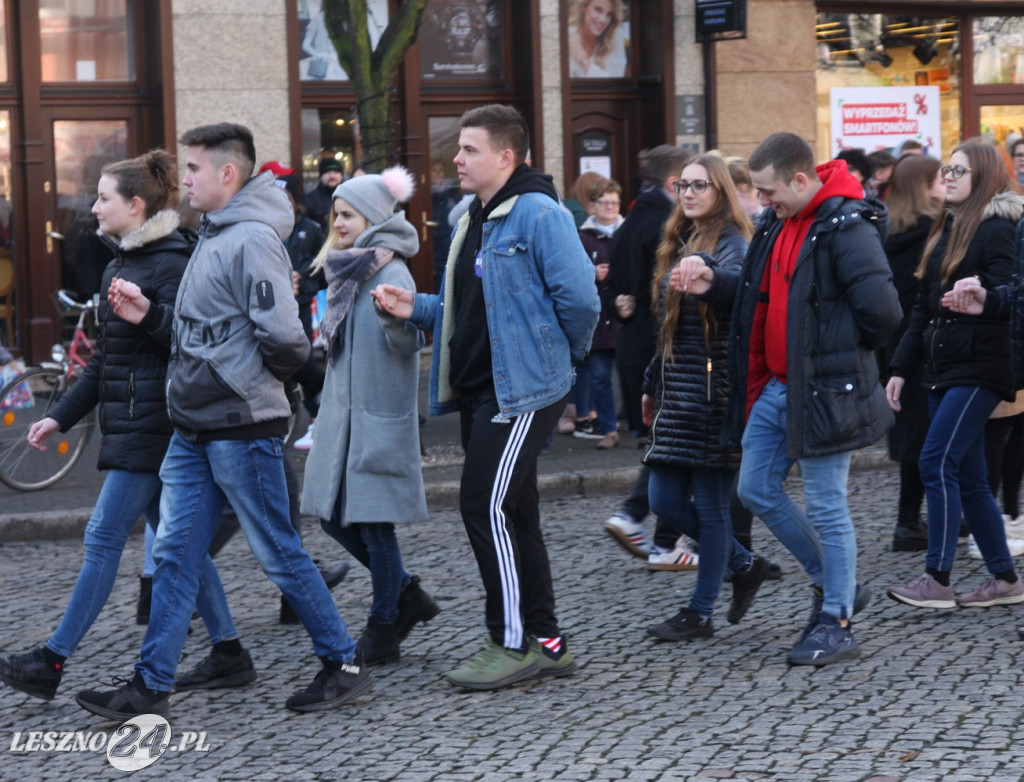 Polonez maturzystów na Rynku w Lesznie