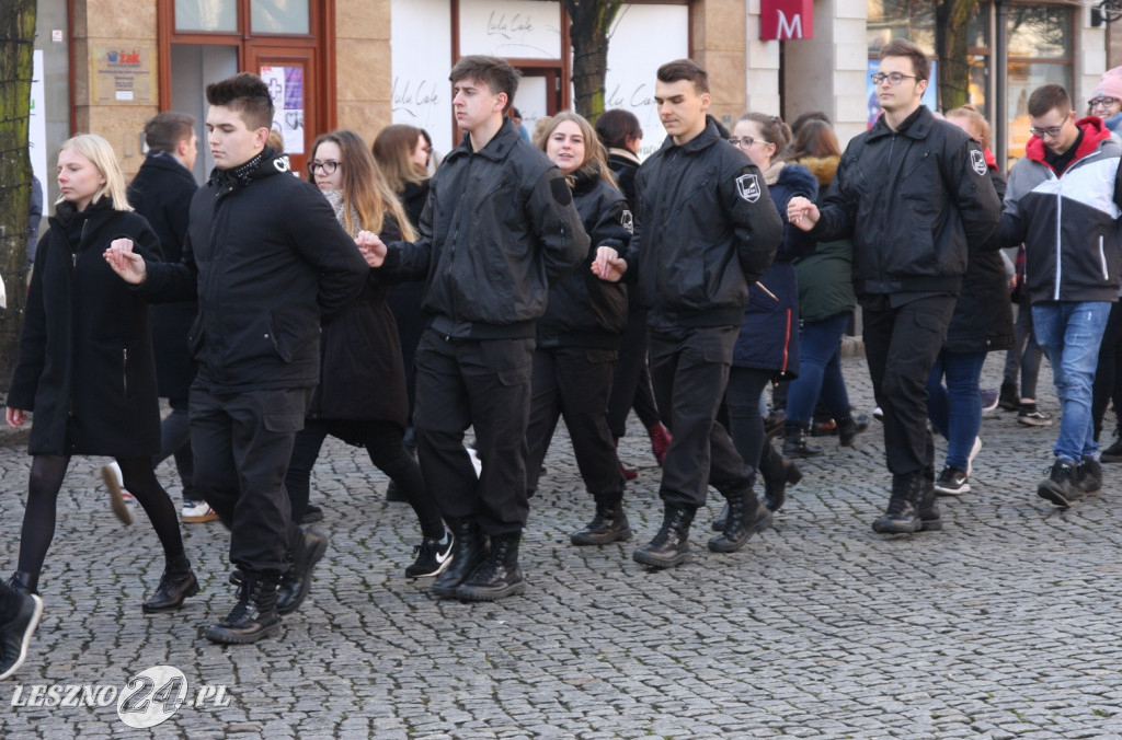 Polonez maturzystów na Rynku w Lesznie