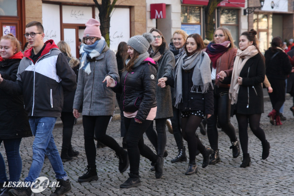 Polonez maturzystów na Rynku w Lesznie