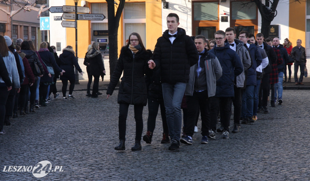 Polonez maturzystów na Rynku w Lesznie