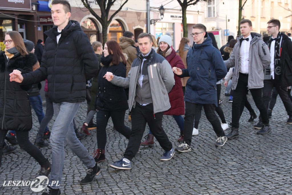 Polonez maturzystów na Rynku w Lesznie