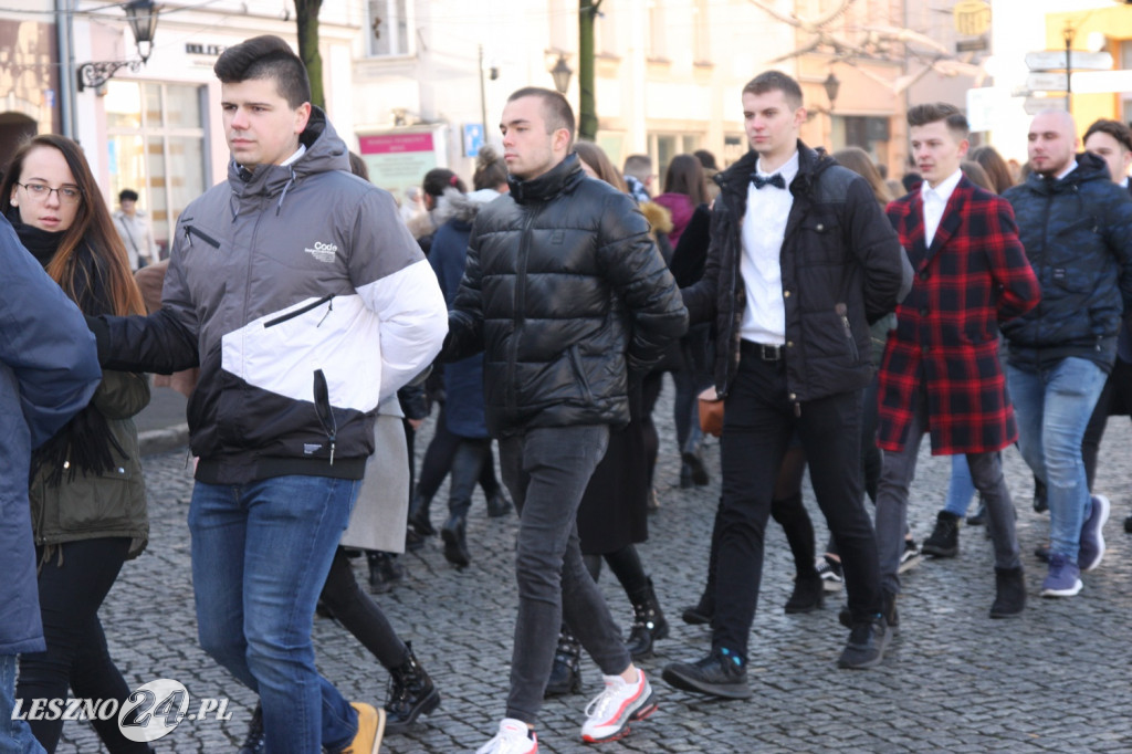 Polonez maturzystów na Rynku w Lesznie