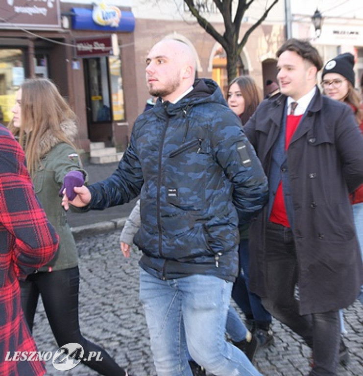 Polonez maturzystów na Rynku w Lesznie