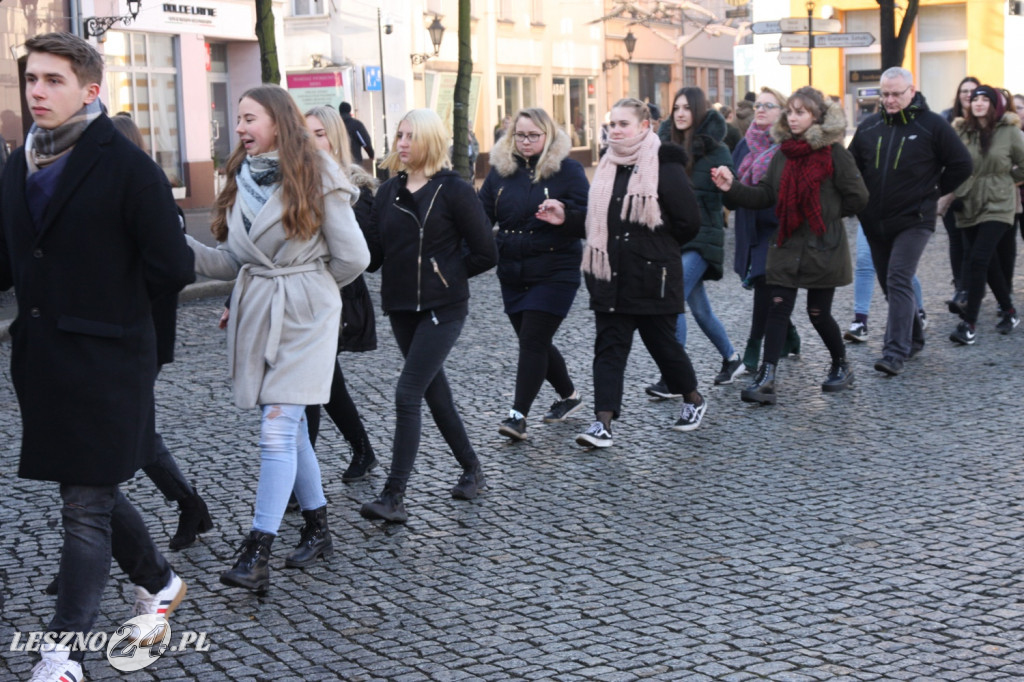 Polonez maturzystów na Rynku w Lesznie