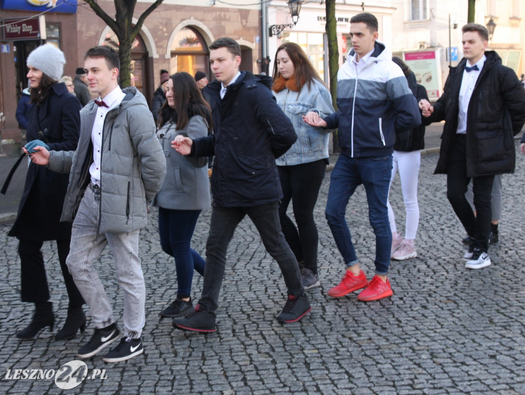 Polonez maturzystów na Rynku w Lesznie