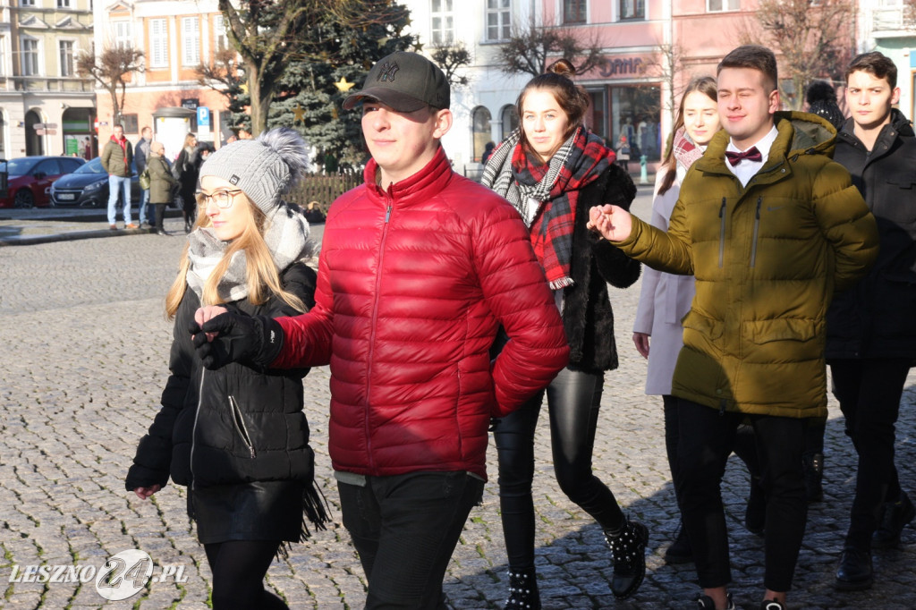 Polonez maturzystów na Rynku w Lesznie