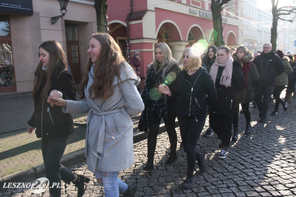 Polonez maturzystów na Rynku w Lesznie