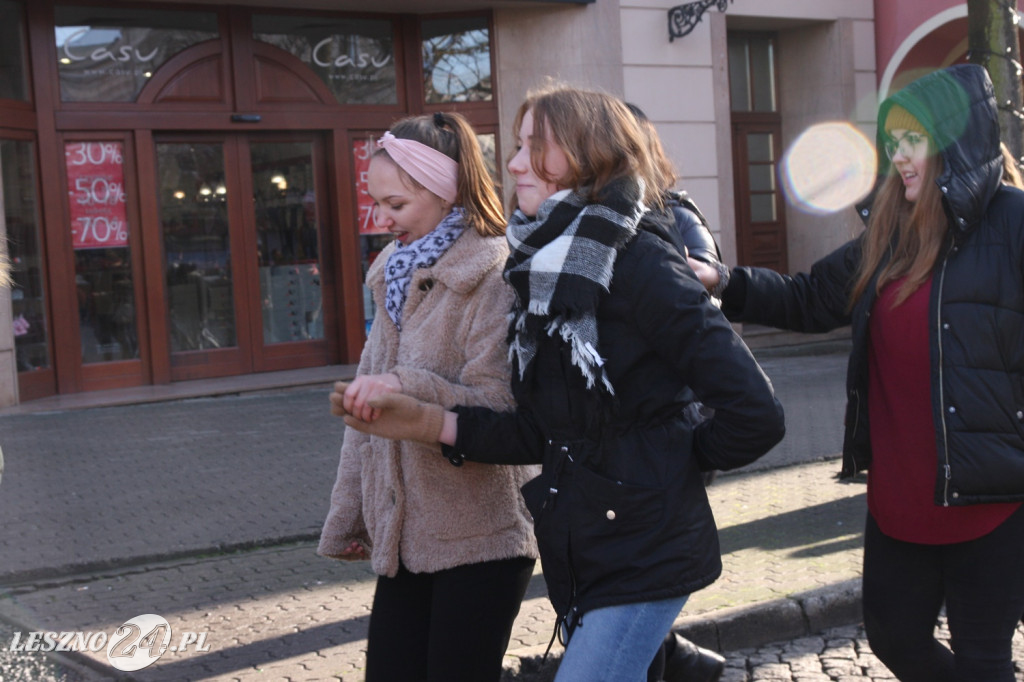 Polonez maturzystów na Rynku w Lesznie