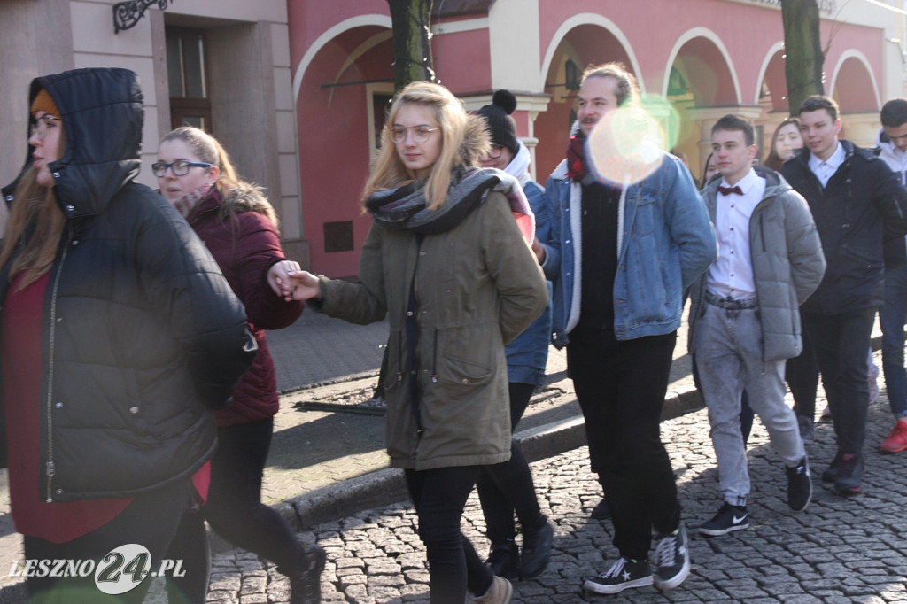 Polonez maturzystów na Rynku w Lesznie