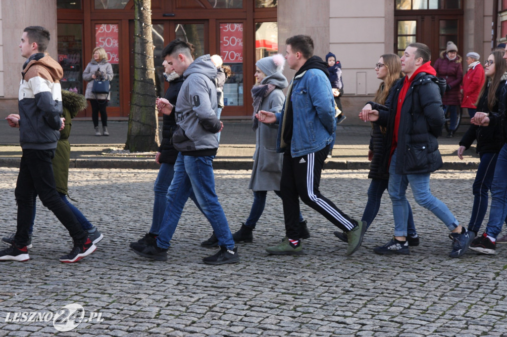 Polonez maturzystów na Rynku w Lesznie