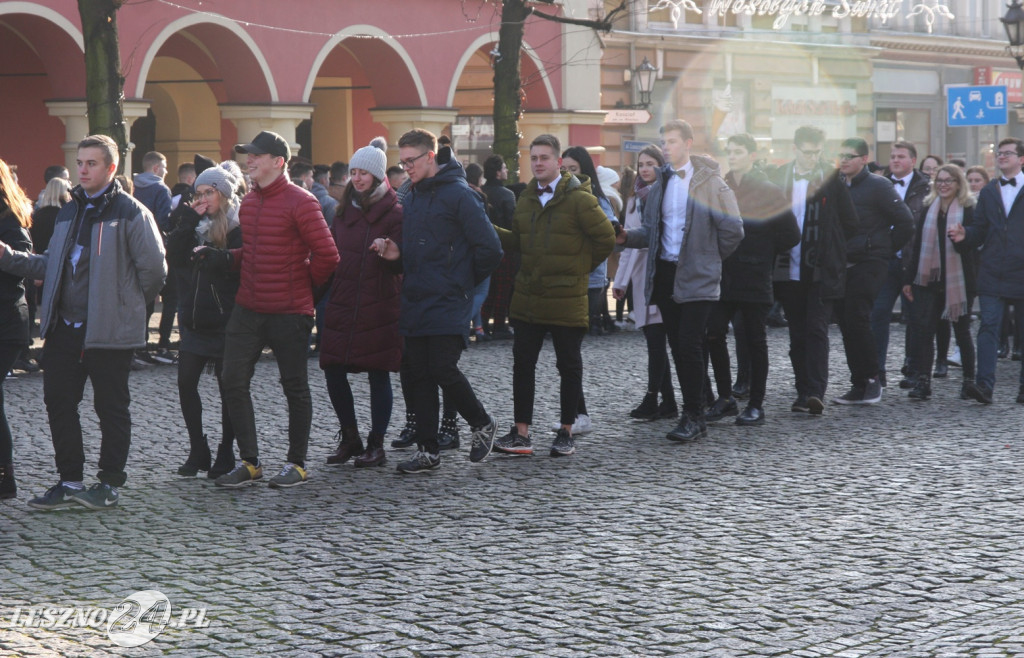 Polonez maturzystów na Rynku w Lesznie