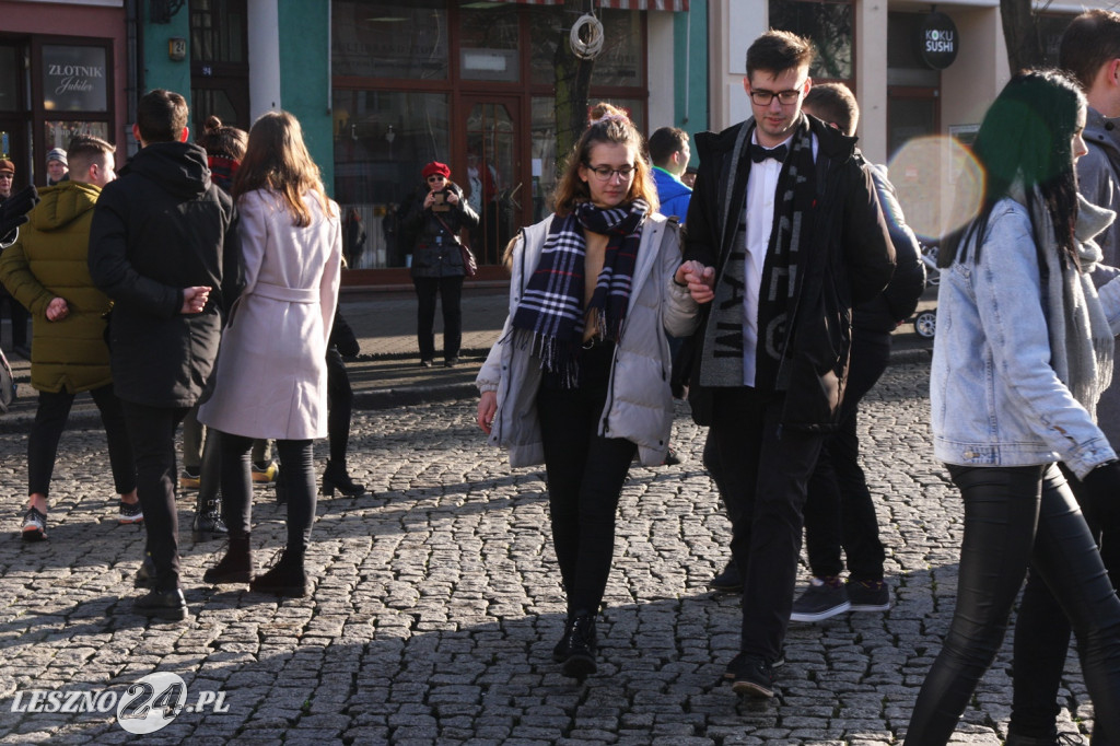 Polonez maturzystów na Rynku w Lesznie