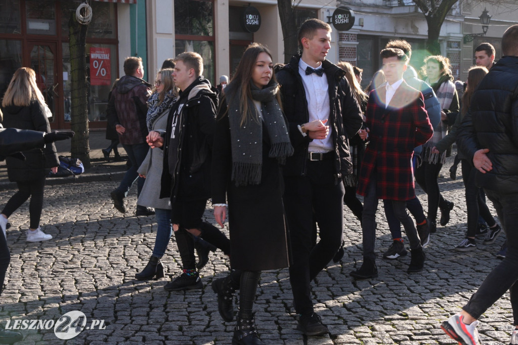 Polonez maturzystów na Rynku w Lesznie