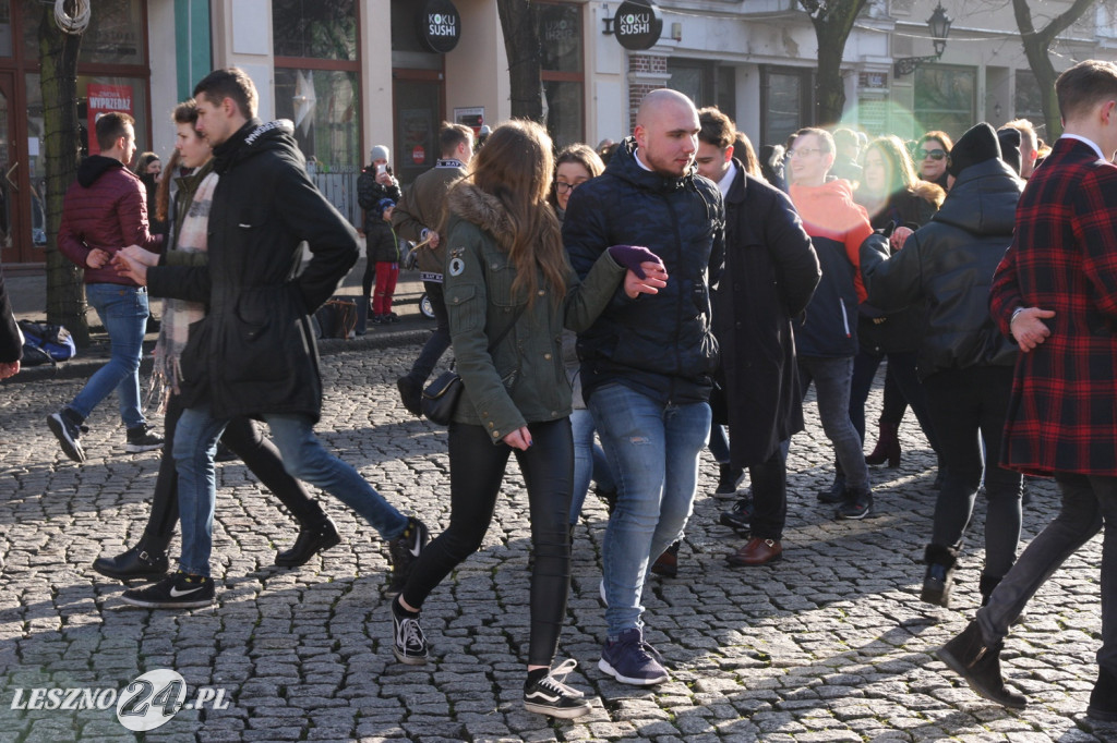 Polonez maturzystów na Rynku w Lesznie