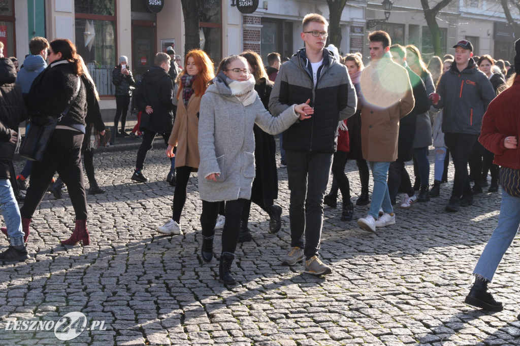 Polonez maturzystów na Rynku w Lesznie