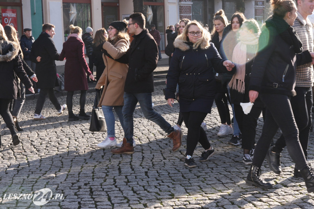 Polonez maturzystów na Rynku w Lesznie