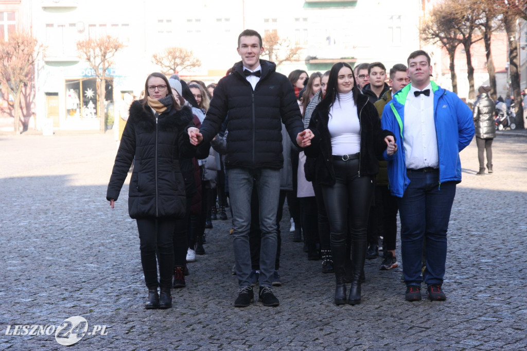 Polonez maturzystów na Rynku w Lesznie