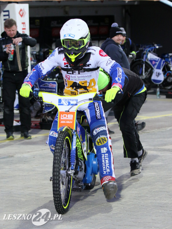 Trening żużlowców za zamkniętymi bramami