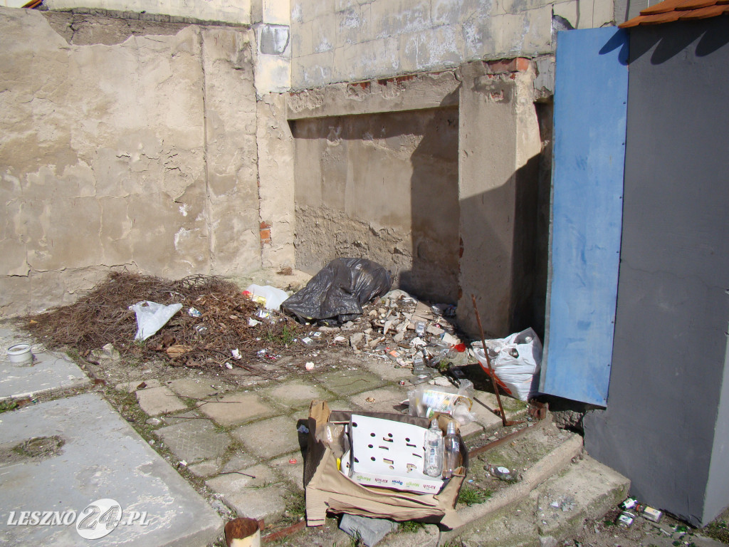 Zaniedbany teren w centrum Leszna