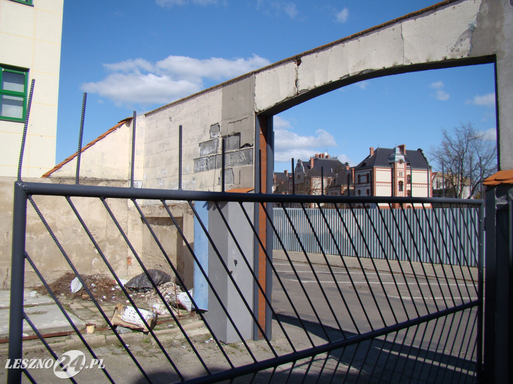Zaniedbany teren w centrum Leszna