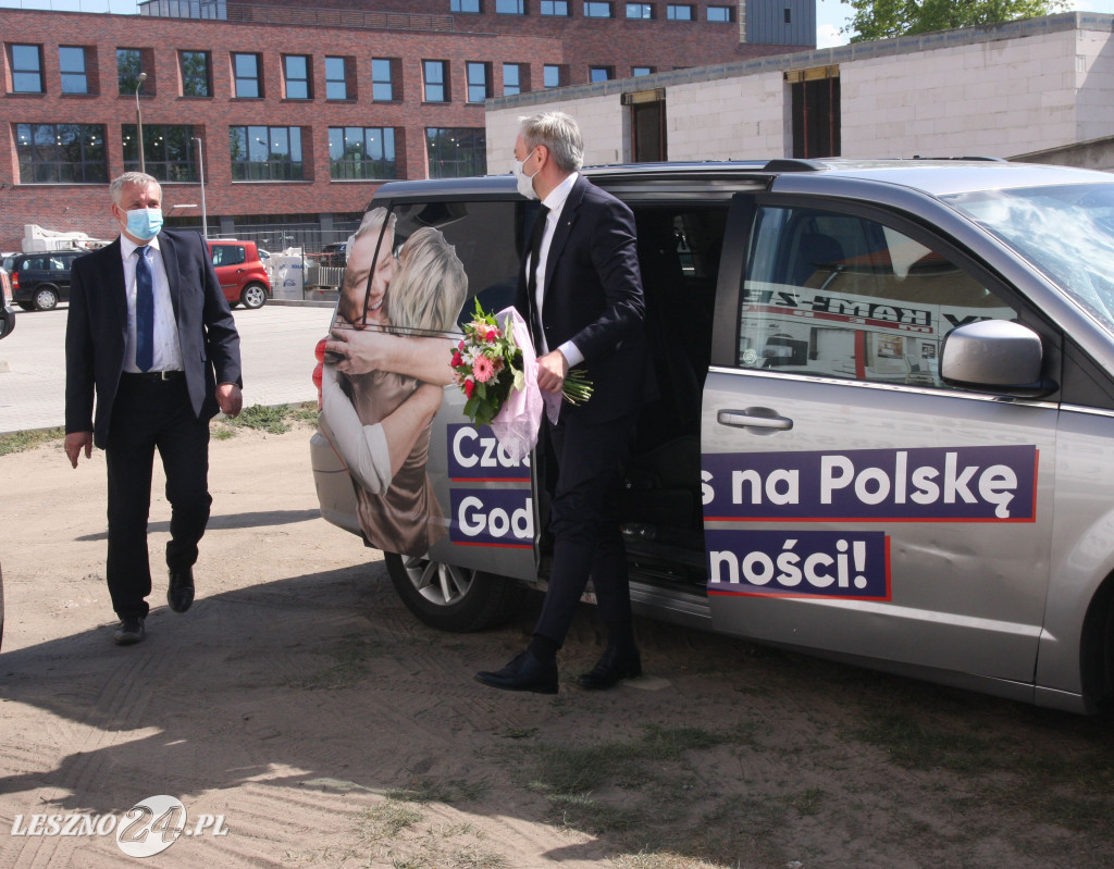 Robert Biedroń z prezentem dla mieszkanki Leszna
