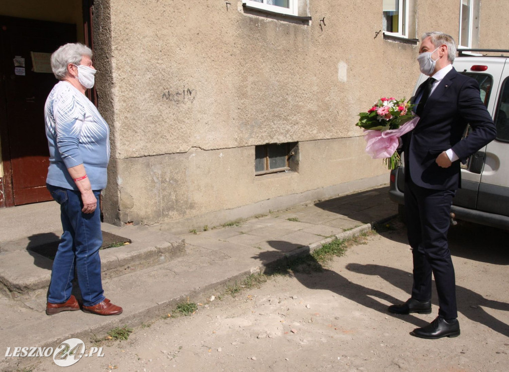 Robert Biedroń z prezentem dla mieszkanki Leszna