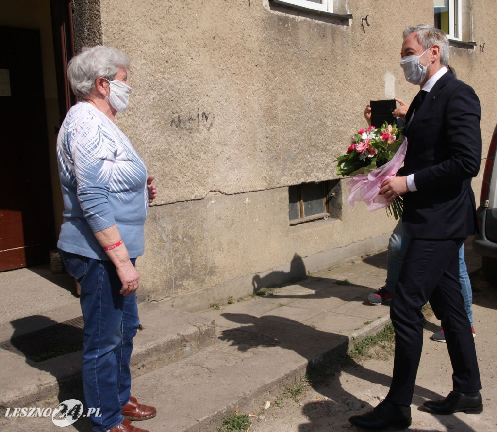 Robert Biedroń z prezentem dla mieszkanki Leszna