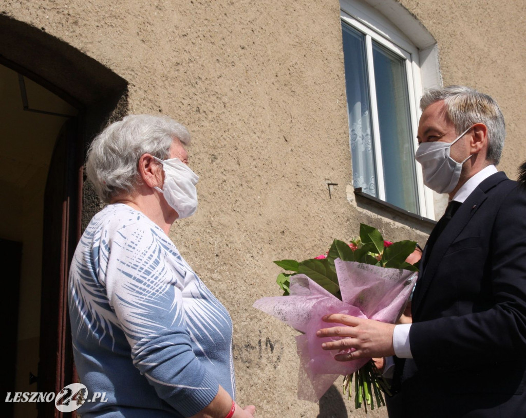 Robert Biedroń z prezentem dla mieszkanki Leszna