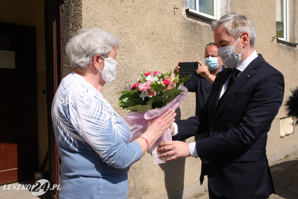 Robert Biedroń z prezentem dla mieszkanki Leszna